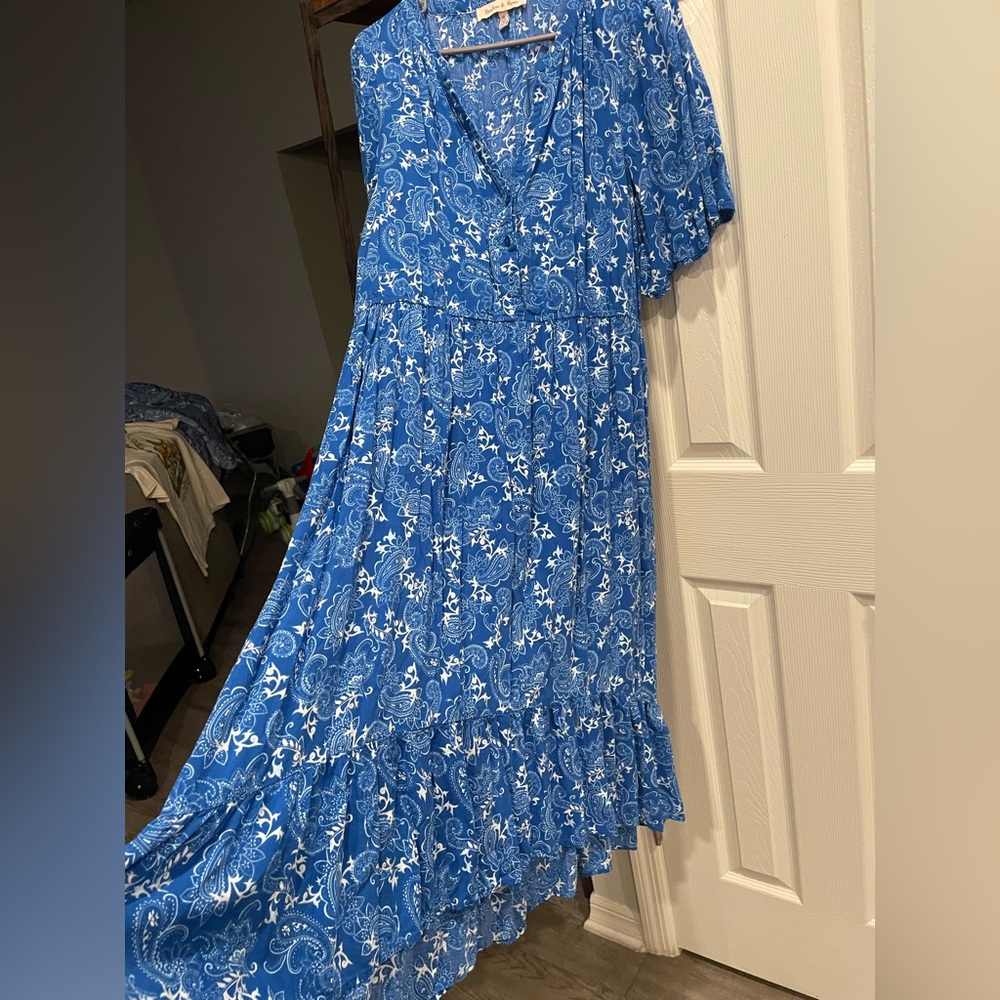 Harlow & Rose short sleeve Blue white floral
V neck western prairie style dress